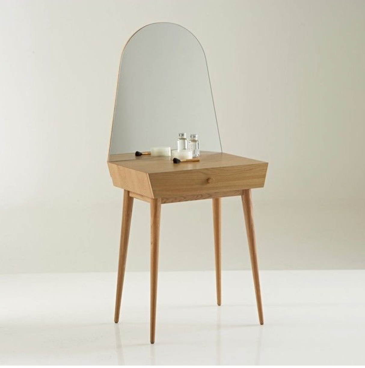 Interieurs Dressing Table With Rounded Mirror